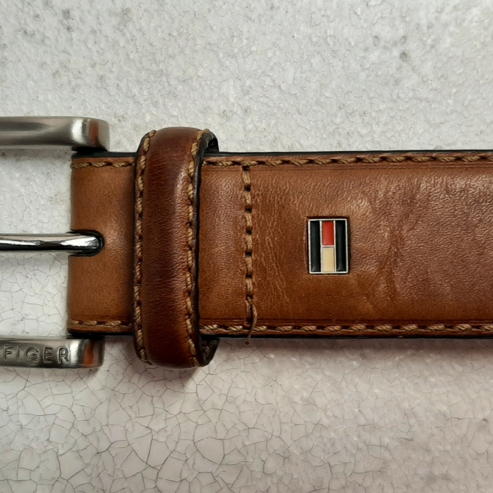 TOMMY HILFIGER belt.